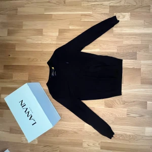 marino blå merinoulltröja Polo Ralph Lauren - Marino blålångärmad tröja från Polo Ralph Lauren i slim fit. Tillverkad i mjuk och tvättbar merinoull, med klassisk rund hals och diskret logga på bröstet. Perfekt för dig som gillar stilrena och tidlösa plagg.