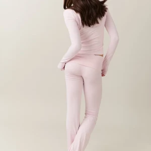 Ljusrosa mjukisbyxor med bootcut - Supersköna ljusrosa mjukisbyxor med bootcut och låg midja. Byxorna är i mjukt och stretchigt material, perfekta för en chill look. Sitter tajt upptill och släpper ut vid bensluten för en snygg siluett.