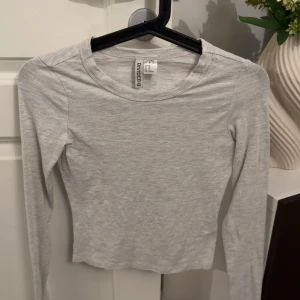 Croppad långärmad tröja - Oanvänd, normal i storleken.
