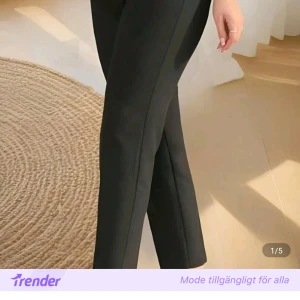 Svarta kostymbyxor med rak passform - Snygga svarta kostymbyxor med hög midja och rak passform. Byxorna har klassisk design med pressveck och är perfekta för en stilren look. Tillverkade i ett mjukt och följsamt material som ger en dressad känsla.
