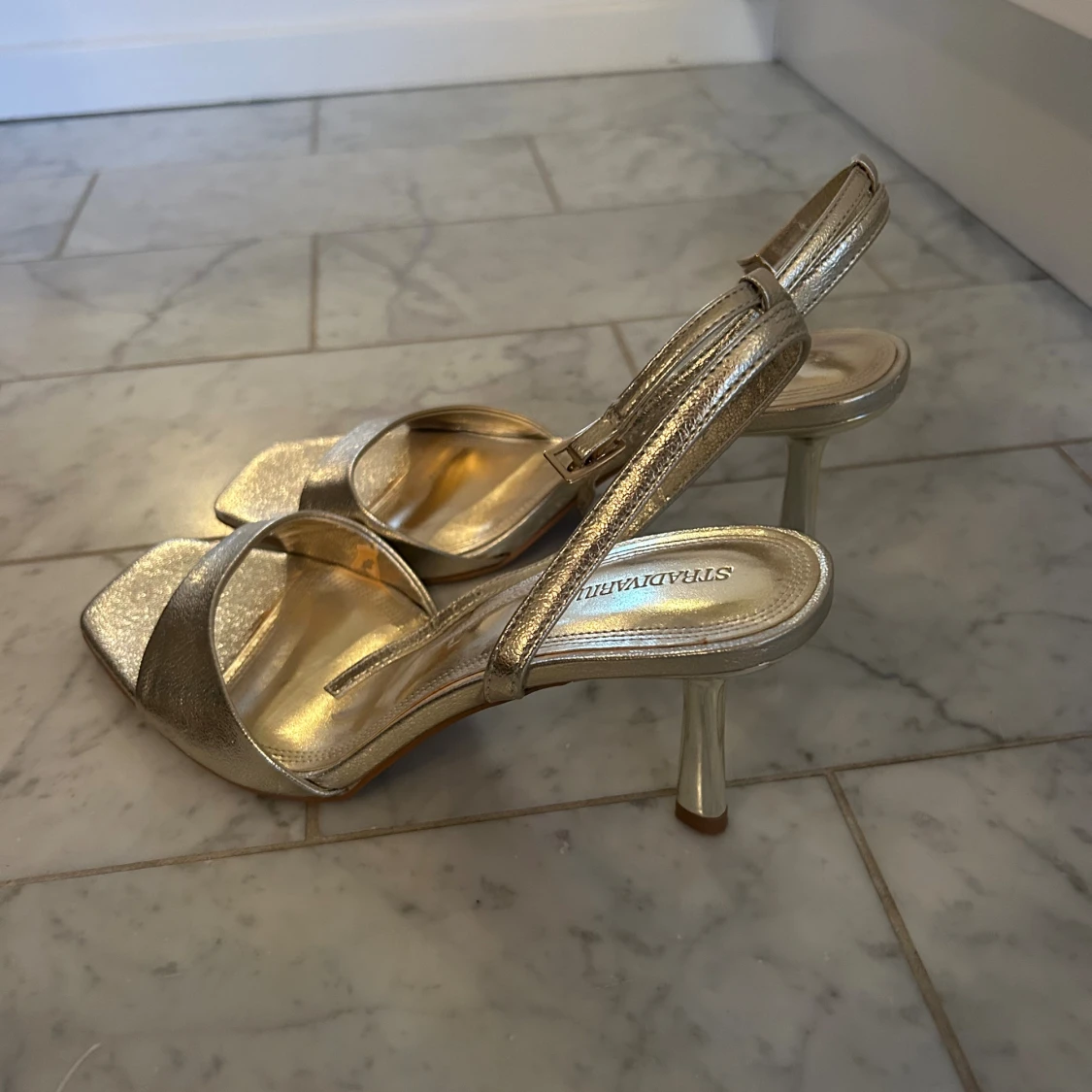 Guldiga klackar från Stradivarius - 1