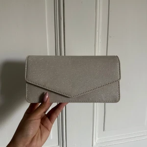 Glittrig kuvertväska - Super snygg lite väska som är perfekt till fin middag eller utgång