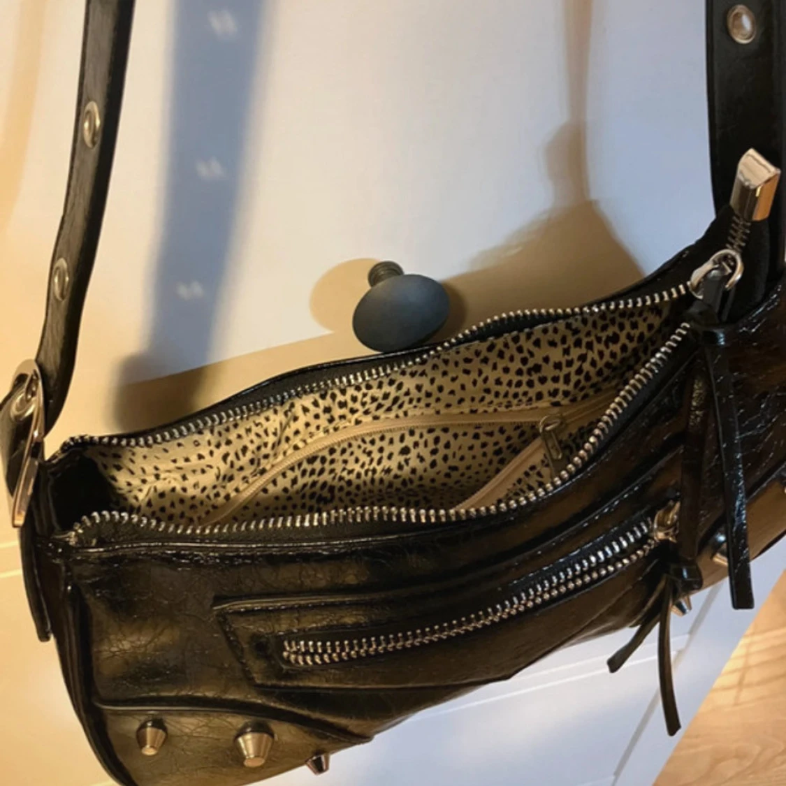 Svart axelväska med nitar - 2