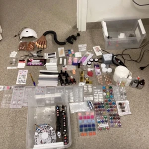 Stort nagelkit med gel och dekorationer - Säljer ett komplett nagelkit med massor av gel-lack i olika färger, glitter, strass, penslar, filar, tippar, nageldekorationer och tillbehör. Perfekt för dig som vill göra egna naglar hemma! Inkluderar även en UV-lampa
