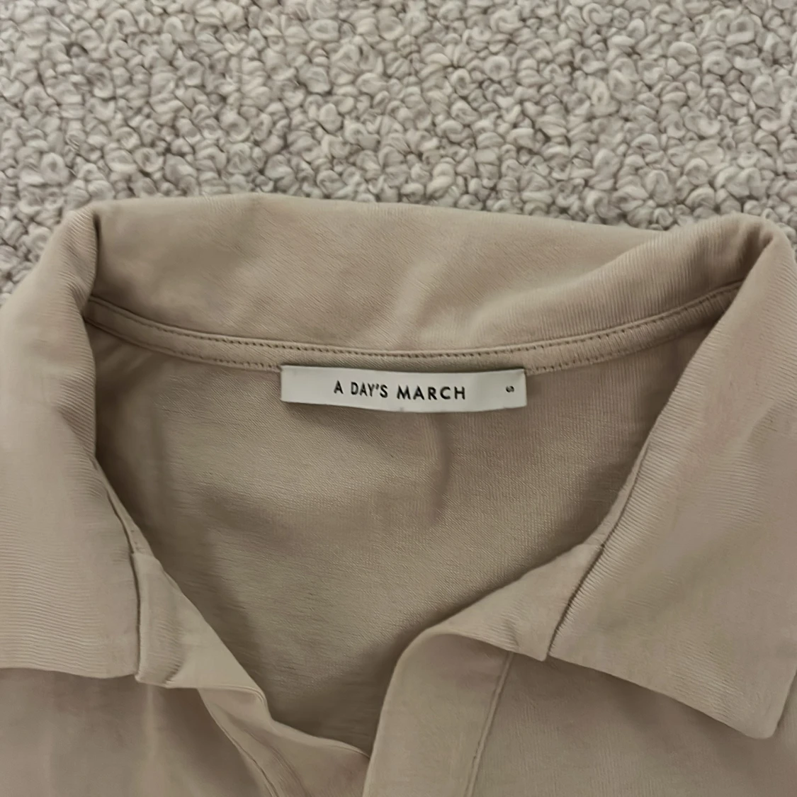 Beige långärmad pikétröja A Day’s March - 4