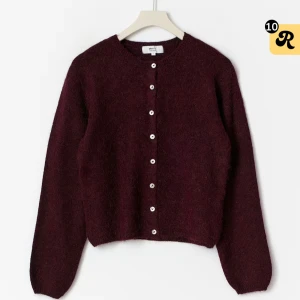 Vinröd kofta med knappar från Ginatricot - Mysig vinröd kofta från gina - alpaca blend design ❣️