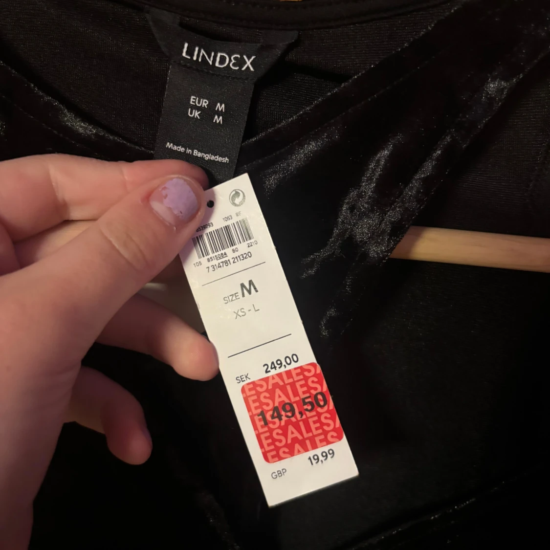 Svart sammetstopp med asymmetrisk hals