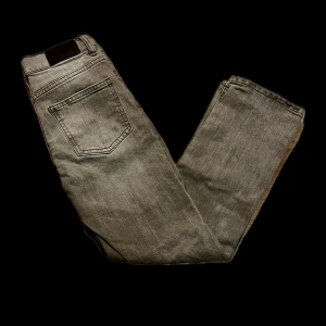 Gråa jeans - Ett par straight gråa jeans ifrån lager 157 För Bra pris! De är köpta i butik och passar storlek 146. Jeansen är i mycket fint skick och har inga hål eller defekter, Förutom att lappen på insidan är avklippt. Inget man ser. Perfekt för vardagen!! Tveka inte på att höra av dig vid funderingar!🌟