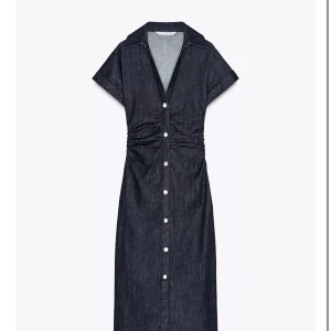 Mörkblå jeansklänning från Zara - Säljer denna snygga jeans klänning från Zara i storlek S