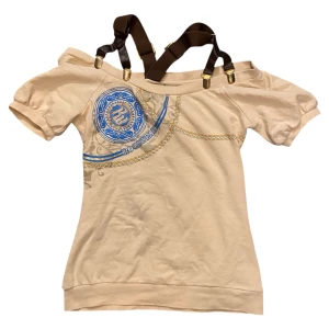 Snygg rocawear tröja❤️ - Super vacker rocawear tröja med jättefina guldiga och blåa ditaljer och läderband runt axlarna❤️