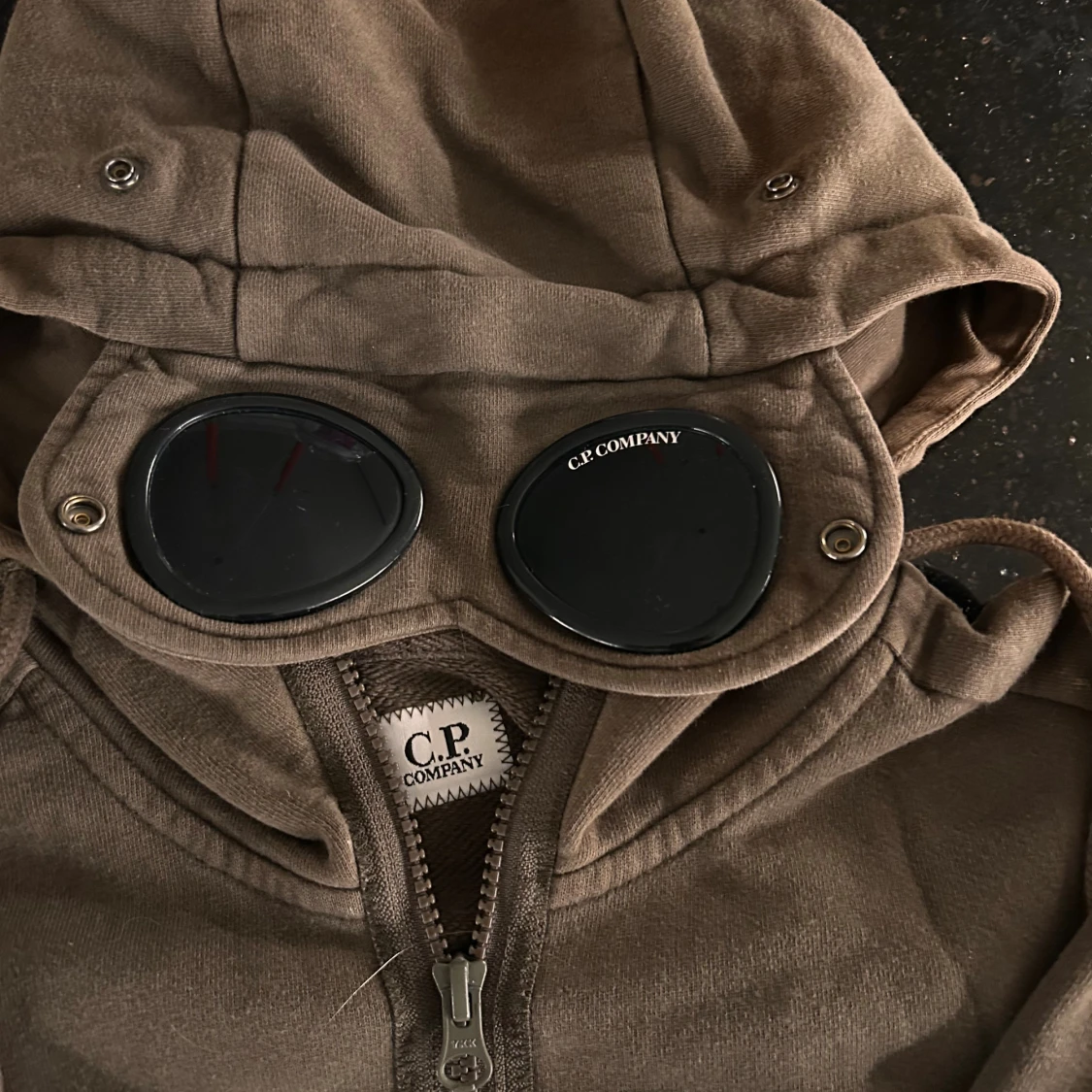 Brun hoodie med goggles från C.P. Company - 3