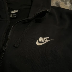 Svart Nike hoodie med dragkedja - Svart hoodie från Nike. Använd bara två gånger inga fläcka eller hål  