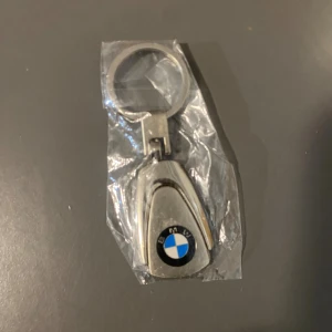BMW & Mercedes Benz nyckelringar - Två eleganta metallnyckelringar med BMW- och Mercedes Benz-logotyper. Båda är nya och levereras i originalförpackning. Perfekt accessoar för bilentusiasten eller som present. Högblank finish och robust konstruktion. 75kr/st . Finns fler kvar 