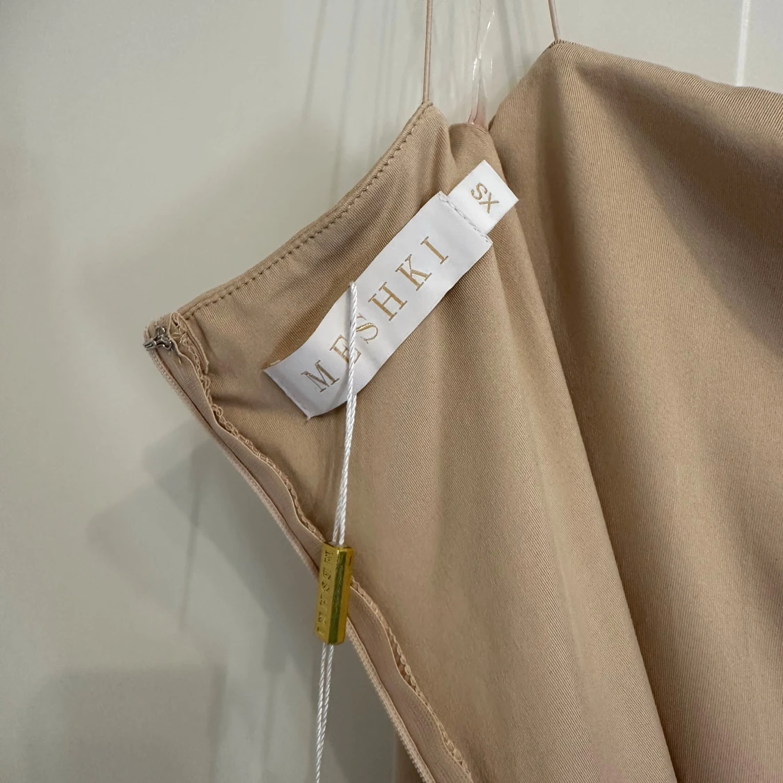 Beige bodycon klänning från Meshki - 4