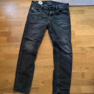 Diesel mörkgrå jeans - Säljer dessa asfeta mörkgrå/svarta jeans i en regular-slim fit. Jättefint skick och använda väldigt få gånger. Inga hål eller defekter. Storlek: W32/L32, köptes på carlings för runt 1700