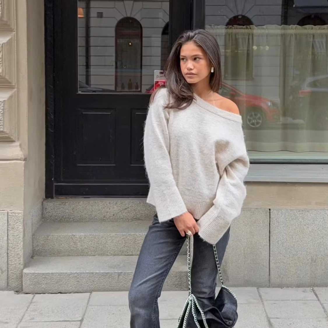 Beige offshoulder stickad tröja