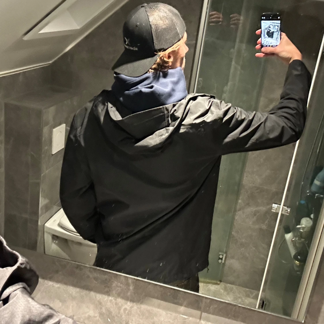 Svart vindjacka med huva från Zara  - 1