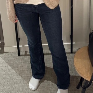Mörkblå bootcut jeans - Mörkblå bootcut jeans från GinaTricot. Inga defekter och i bra skick.