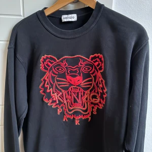 Svart Kenzo sweatshirt  - Svart o röd sweatshirt från Kenzo från Italien som är lite mer annorlunda än de flesta kenzo tröjor