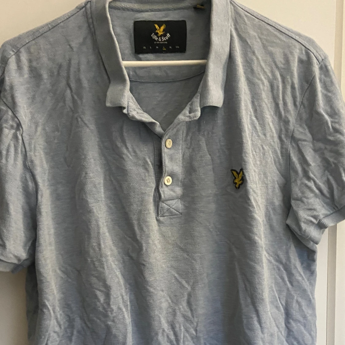 Ljusblå pikétröja från Lyle & Scott