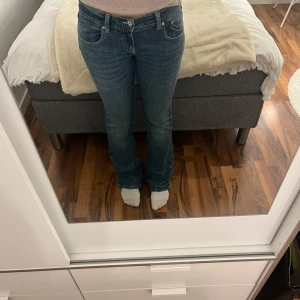 Blå bootcut jeans - Säljer dessa ultra lowrise bootcut jeans från ginatricot, använd få gånger