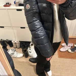 Moncler jacka - Säljer min moncler jacka då den tyvärr är för liten. Jackan är köpt för ca. 10 tusen kronor. Den är använd hela föra vintern och har små tecken på användning men inget tydligt och inget trasigt. Jackan är självklart äkta💞🫰🏽jackan är mörkblå med svart dragkedja.