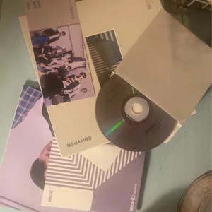 Enhypen border carnival album <3 - Enhypen border carnival album! Utan photocards och stickers!! Postern har några märken i hörnen från att vara uppsatt :D