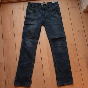 511 Slim Fit - Säljer dessa extremt feta 511 slim fit jeans, säljer dem eftersom att jag har växt ur dem. Dem är i storlek 12A och skulle säga dem är lite ljusare i verkligheten.