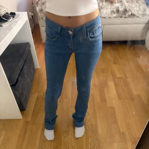Blå jeans med lågmidja - Utsvängda vintage jeans med lågmidja. Använts 1-2 gånger och har inga tecken på användning. Passar både storlek 32 och 34. Pris kan alltid diskuteras!