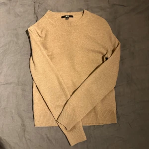 Beige kashmirtröja från Uniqlo XXS - Supermjuk och lyxig beige tröja från Uniqlo i 100% kashmir. Rund halsringning, ribbade muddar och långärmad modell. Perfekt för dig som gillar stilrena och sköna plagg med premiumkänsla. Passar dig som vill ha en klassisk look med extra komfort. Passar dig som är 160