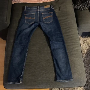 Nudie Jeans - Storlek: W29 L30 | Modell: Grim Tim | litet hål vid fickan, men inga andra märkvärdiga defekter