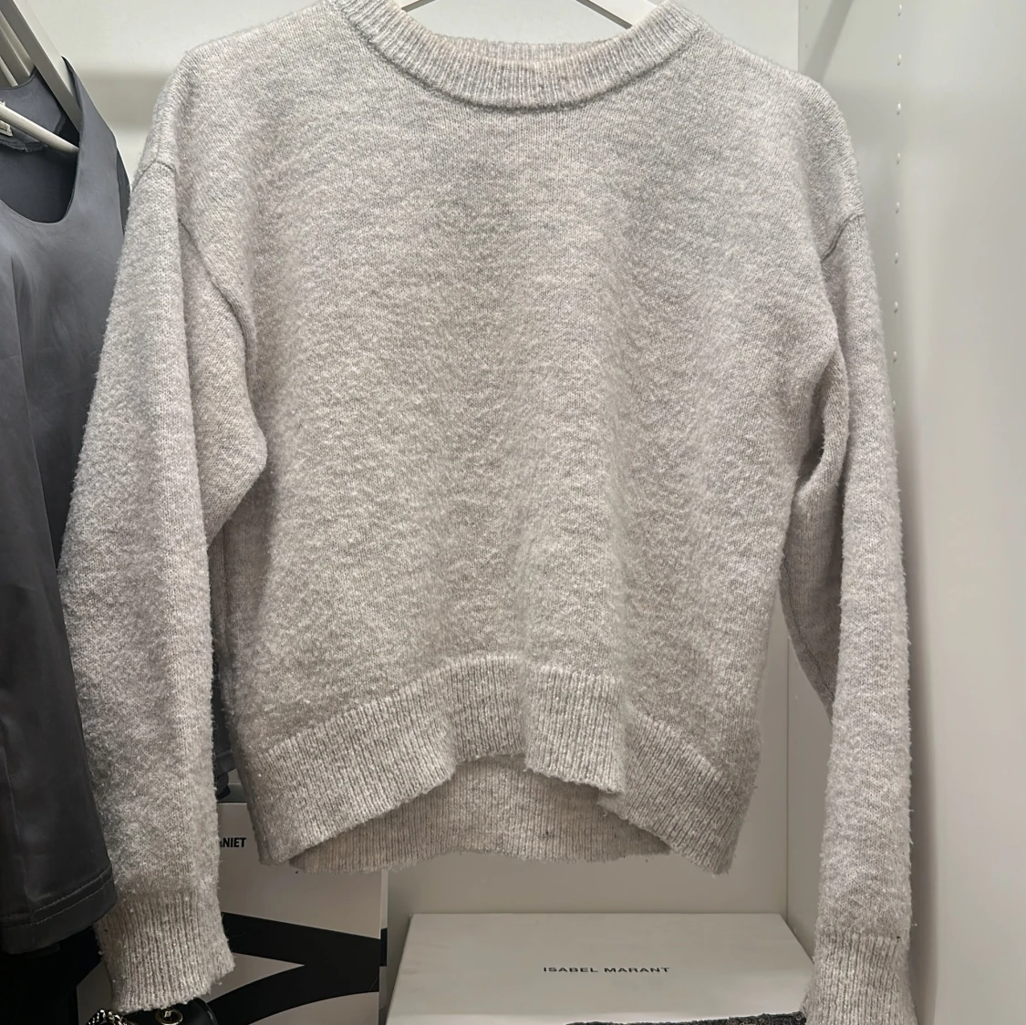 Ljusgrå stickad tröja med rund hals - 1