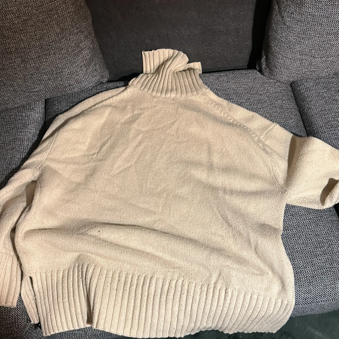 Beige stickad polotröja med ribbade detaljer - 1