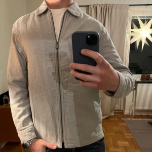 Grå Dobber Overshirt  - Säljer denna sjukt snygga Overshirten från Dobber⭐️ Färgen är grå och storleken är S✅ Den har inga defekter och skicket är utomordentligt🙌🤝 Sjukt najs passform och passar perfekt till hösten🍁🙌 Tveka inte på att höra av er dig vid minsta fråga eller fundering😊