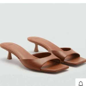 Bruna sandaler med låg klack från Mango - Snygga bruna sandaler från Mango med öppen tå och fyrkantig framdel. Knappt använda så bra skick🫶