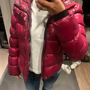 Vinröd vinterjacka Superdry - Vinterjacka som inte längre används Den har lite tecken på användning men inget som e synligt när den väl e på💓 Är i storlek S!
