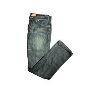 Blå straight fit jeans från GAP - Straight fit jeans  Grym kvalité 🤩 🔥 Midja (66-68 cm) —— Höft (91-93 cm)  Innerbenslängd (76-79 cm) —— längd (100-104) Bara att skriva om du vill ha fler bilder eller har frågor 👋👋