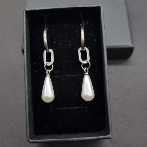 Handgjorda örhängen med pärlor  - Handgjorda örhängen med pärldroppar.  Material-rostfritt stål 