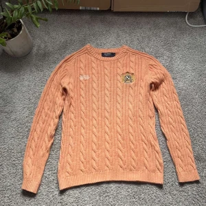 Persikofärgad stickad tröja Morris - Säljer nu min knappt använda stickade morris sweatshirt! Tröjan är i 10/10 skick, och är perfekt för det kommande höst vädret. Priset kan vi diskutera vid snabb och smidig affär då priset inte är hugget i sten! Kan gå ner i pris också!