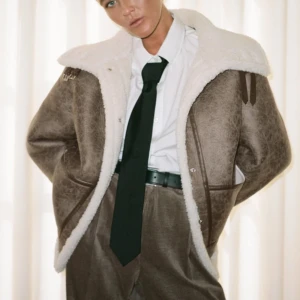  Josefine Hj x NA-KD Vinterjackan - Helt slutsåld Shearlingjacka från kollektionen Josefine Hj x NA-KD💞  Den är i en brun färg med fuskpälsfoder och detaljer.  Passar S-M beroende på hur man vill ha den Ny pris: 1299kr