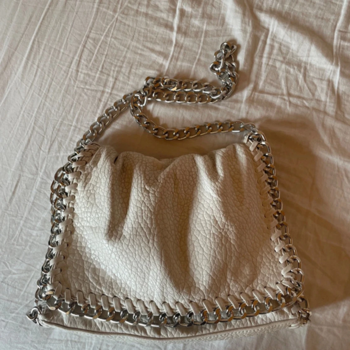 Vit axelväska med kedjedetaljer