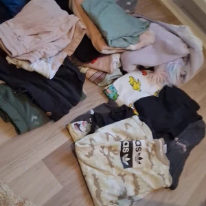 Beige camo Adidas sweatshirt - Säljer en beige sweatshirt från Adidas med coolt camouflage-mönster och svart logga framtill. Tröjan har rund hals och lång ärm, perfekt för dig som gillar streetwear och vill sticka ut lite extra. Blandat från 122/128 och uppåt fyller på eftersom 