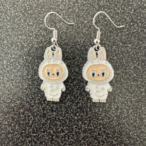 Nya örhängen med Labubu  - Nya örhängen med Labubu 