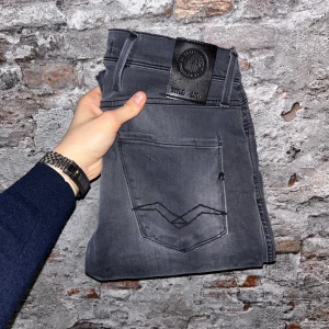 Replay Anbass Hyperflex Jeans - Mycket fint skick, inga defekter. Nypris ca 1500kr. Storlek W28 kan och passa W29, sitter bra på dig som är mellan 165-175cm ungefär. Inga konstigheter med jeansen. Tags medföljer inte. Skriv för mer information!🤝