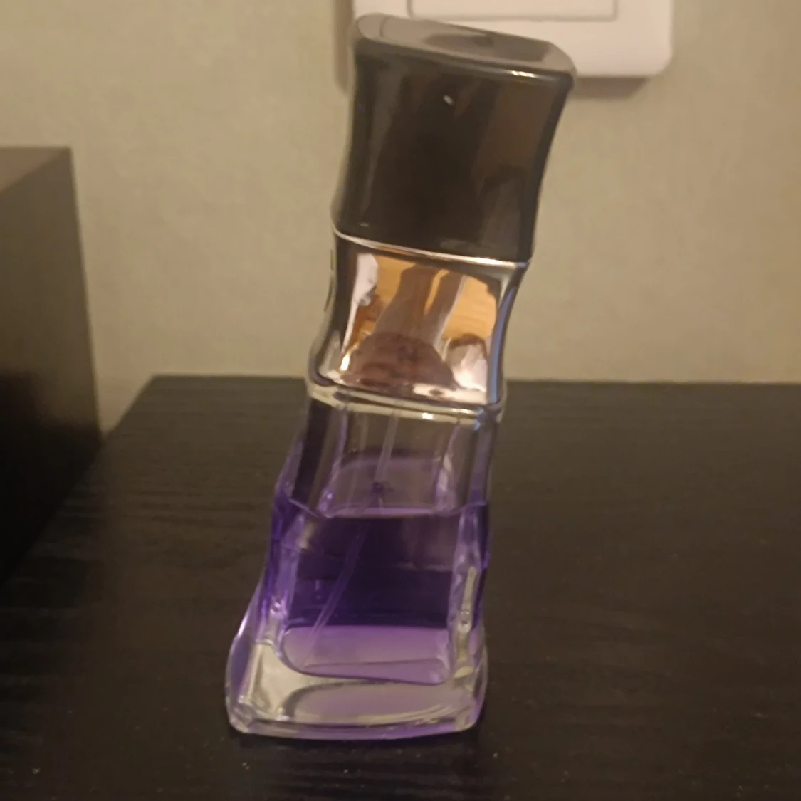 Modern lila parfymflaska