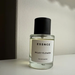 Milky flower - Förvarats i garderob, svalt och mörkt. 