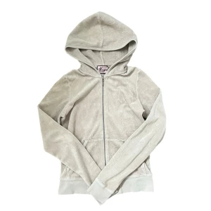 Vintage juicy couture zip up - Superfin vintage juicy couture zip up med tryck på baksidan i storlek s. Har en liten fläck på ena armen (se sista bilden) och trycket är lite slitet men i övrigt i fint skick. Använd köp nu💋