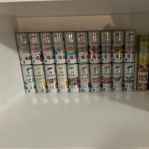 Celsius samling + spirit of sweden samling - Alla celsius burkar från 2020-2025 + en liten samling med s.o.s burkar. Några limited editions. Alla burkar syns inte på bilden