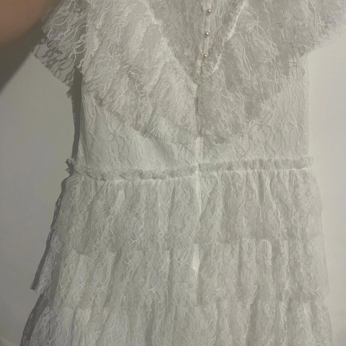 Vit spetsklänning med volanger - 1