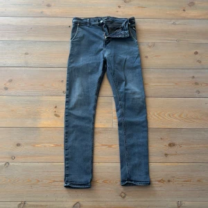 Replay jeans i mörkblå tvätt - rena och stiliga🧵 - Replay jeans i mörkblå tvätt i strl 30/30. Slim fit och snygg passform - perfekt tillskott till garderoben. ✅Utan defekter 🇮🇹Bra stretch, bra kvalité💸Nedsatt pris, endast 299kr!🌟Fri frakt hela veckan!